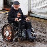 Der Schlamm ist nicht der allerbeste Untergrund zur Fortbewegung mit dem Rollstuhl. Egal.