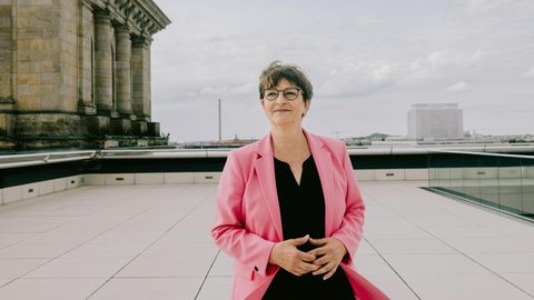 Saskia Esken auf dem Dach vom Bundestag