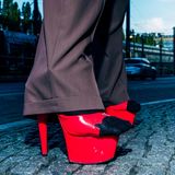 Rote Pumps mit Plateau die zu klein sind