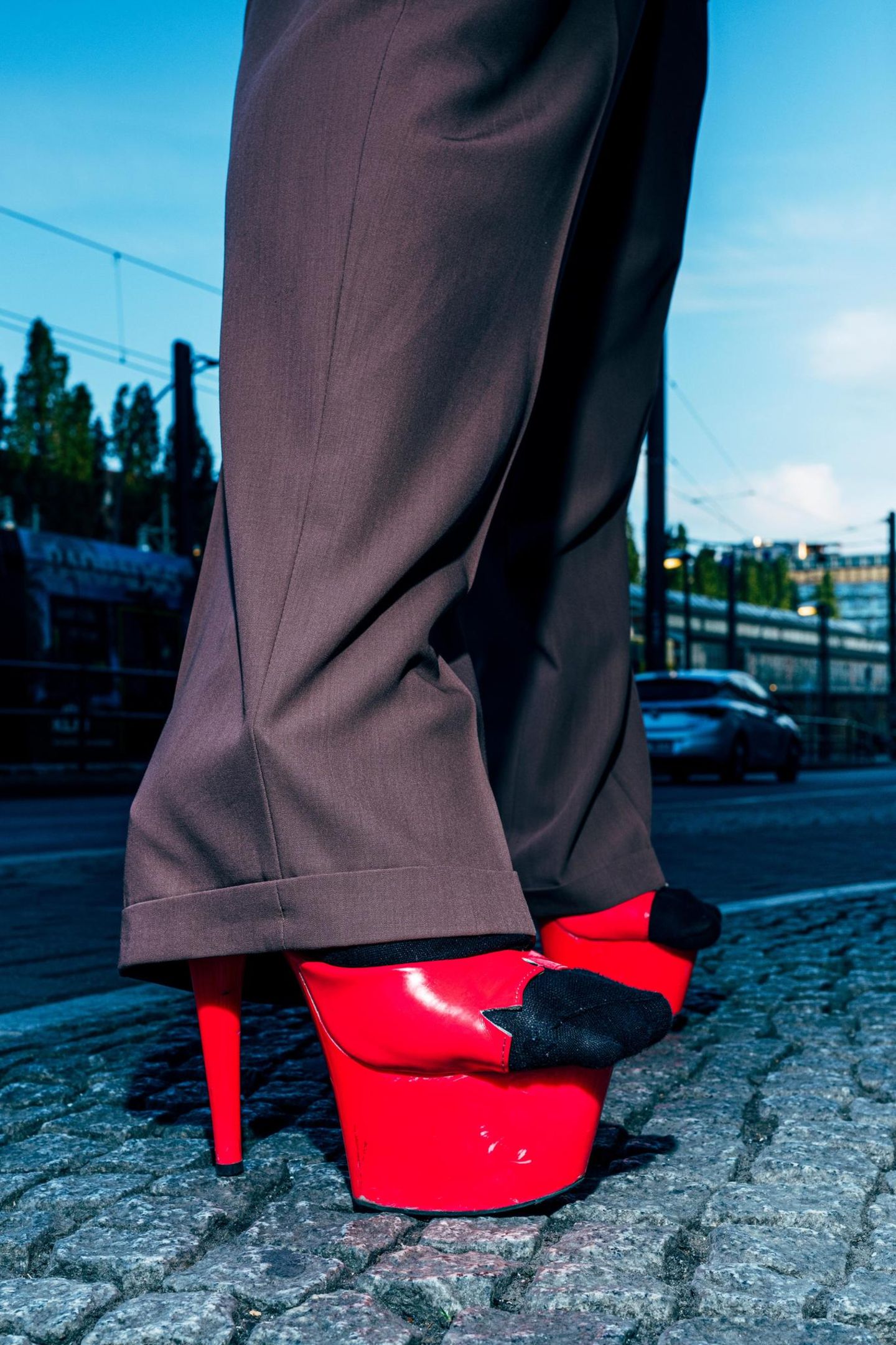 Rote Pumps mit Plateau die zu klein sind
