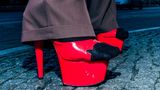 Rote Pumps mit Plateau die zu klein sind