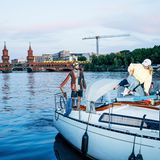 Ein kleines Boot fährt über die Spree