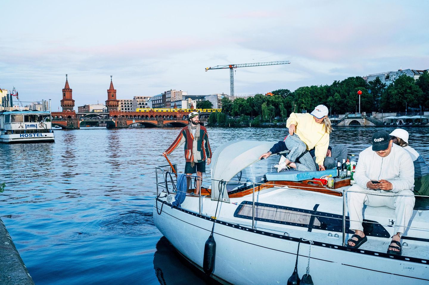 Ein kleines Boot fährt über die Spree