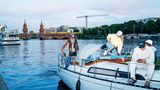 Ein kleines Boot fährt über die Spree