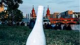 Eine Flasche, im Hintergrund die Spree