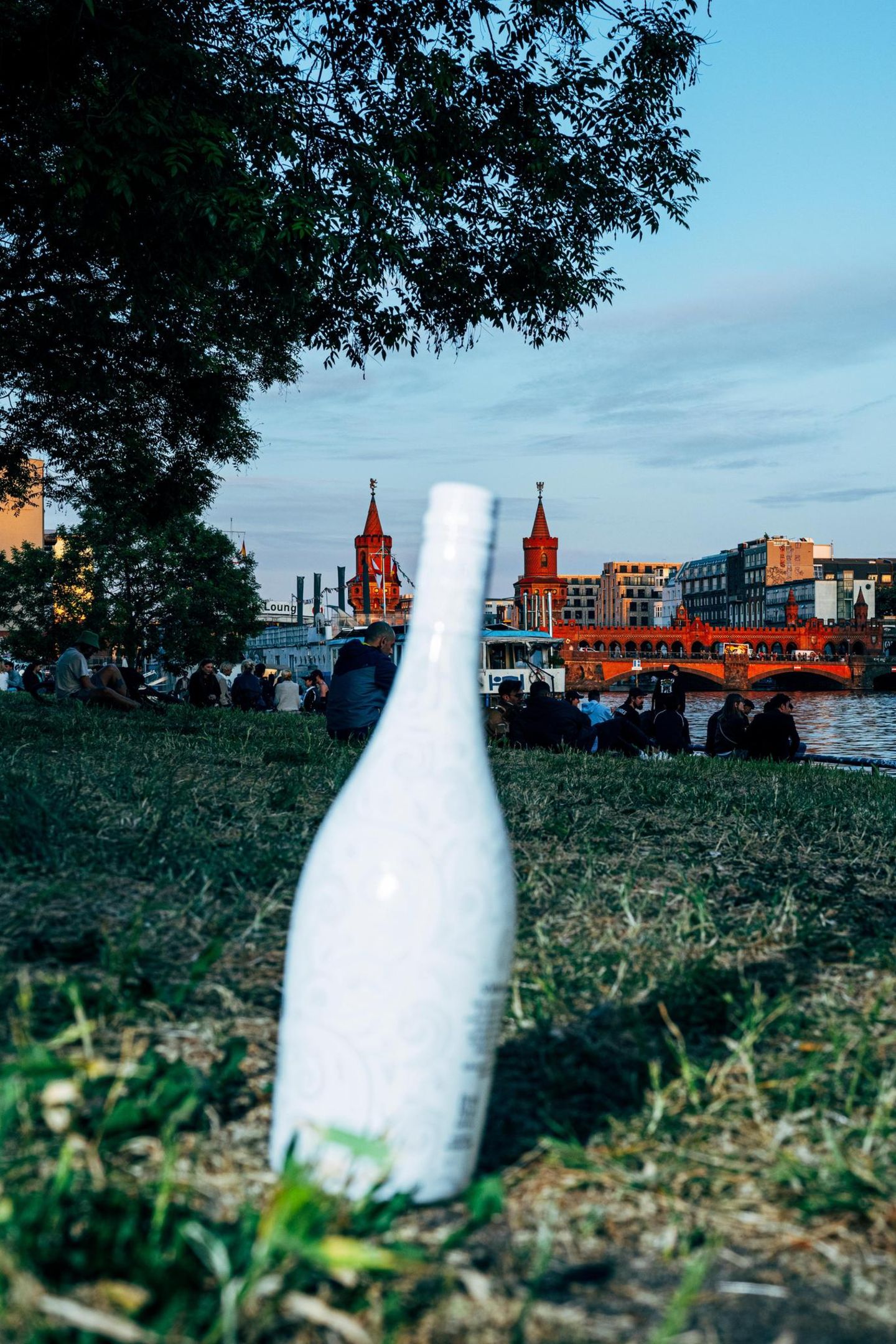 Eine Flasche, im Hintergrund die Spree