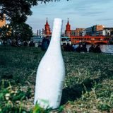 Eine Flasche, im Hintergrund die Spree