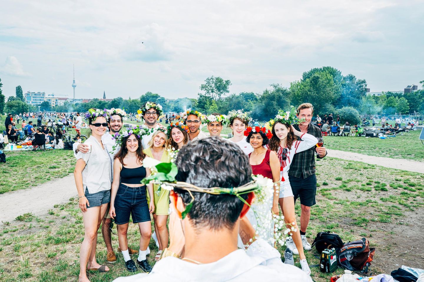 Eine Gruppe junger Menschen im Park