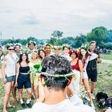 Eine Gruppe junger Menschen im Park