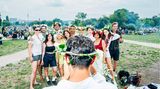 Eine Gruppe junger Menschen im Park