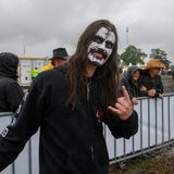 Ein Fan mit schwarz-weißer Schminke im Gesicht in Wacken