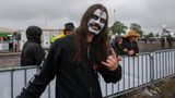 Ein Fan mit schwarz-weißer Schminke im Gesicht in Wacken
