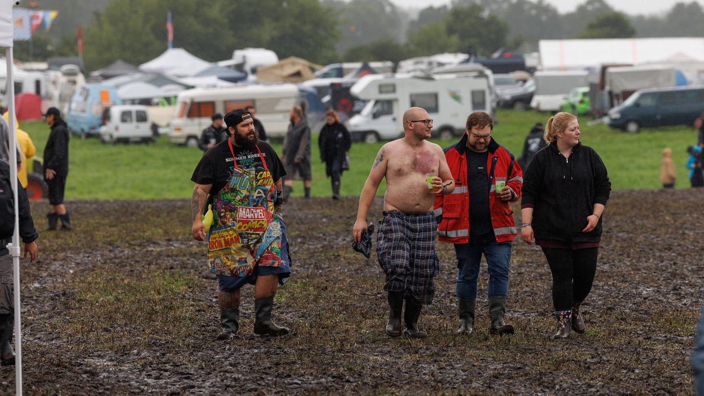 Menschen mit freiem Oberkörper in Wacken