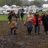 Menschen mit freiem Oberkörper in Wacken