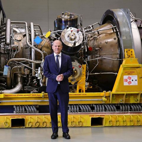 Olaf Scholz vor Gas-Turbine