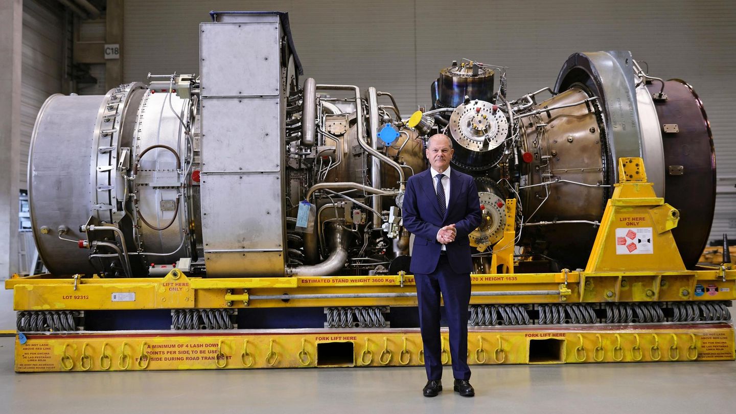 Olaf Scholz vor Gas-Turbine