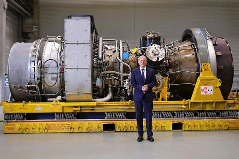 Olaf Scholz vor Gas-Turbine