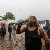 Ein Fan hat Schlamm abbekommen in Wacken