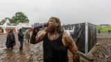 Ein Fan hat Schlamm abbekommen in Wacken
