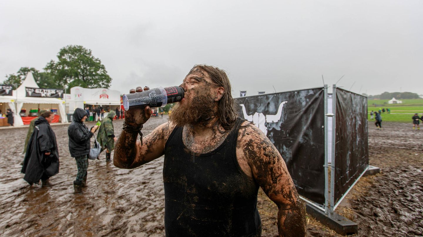 Ein Fan hat Schlamm abbekommen in Wacken