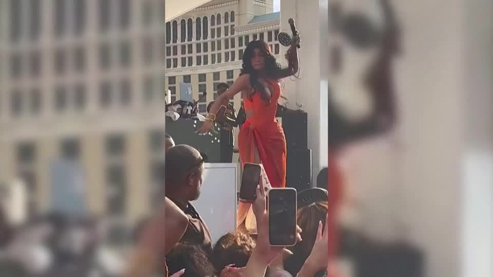 Video: Cardi B bewirft Fan mit Mikrofon