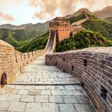 Eine Woche im Hotel (inkl. Frühstück): 857,93 Euro  Eine Woche in der Airbnb-Unterkunft: nicht verfügbar  Drei-Gänge-Menü für zwei Personen: 26,28 Euro  0,5 Liter Bier: 1,31 Euro  Freizeitaktivitäten: 61,05 Euro