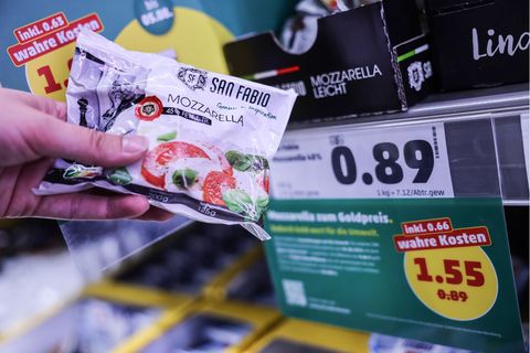 Discounter Penny sorgt ab Montag einen Preisschock der eigenen Art. Für neun Produkte kassiert das Unternehmen die "wahren Preise".