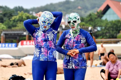 Zwei Frauen mit Facekinis in China am Strand