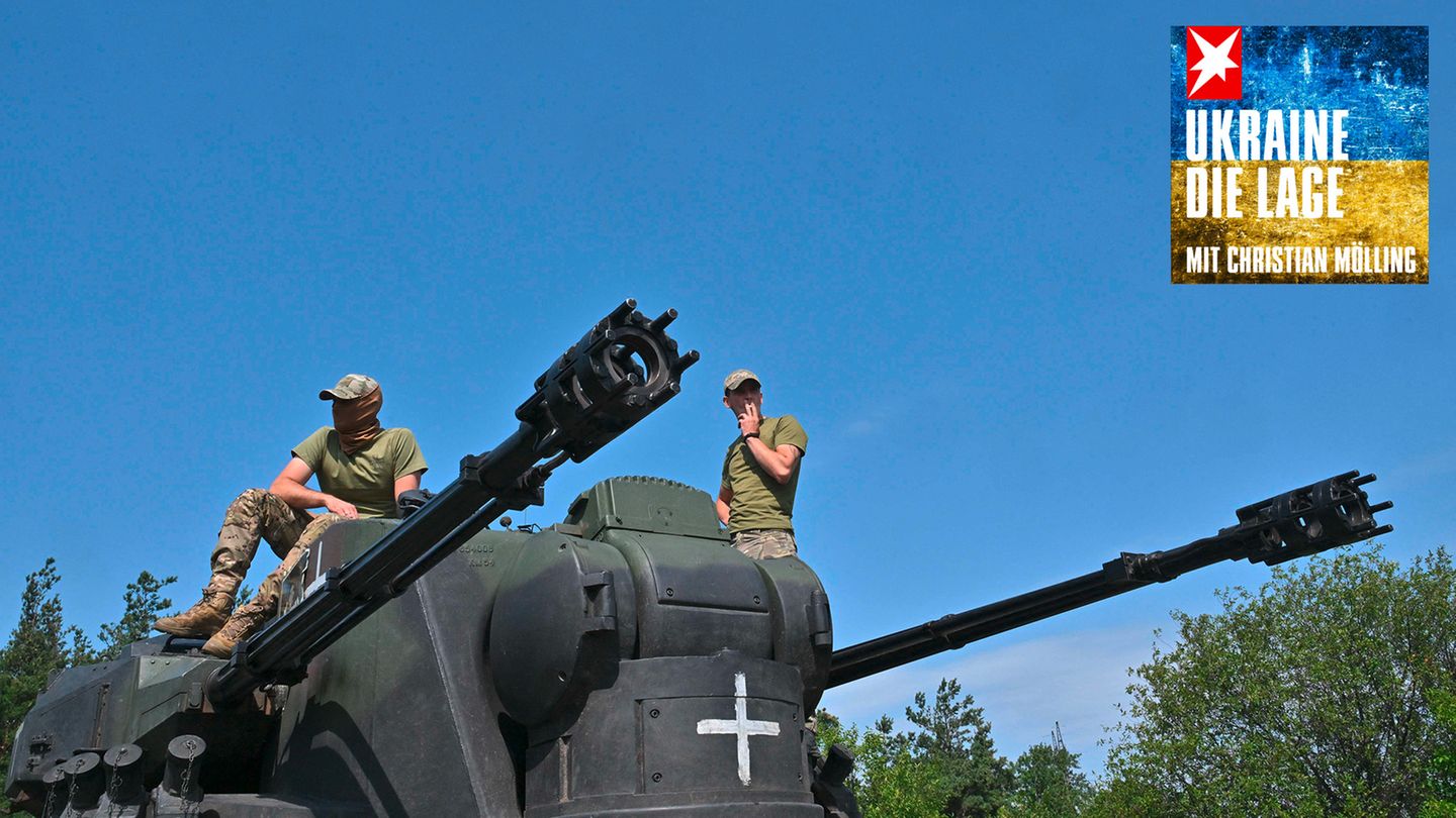 Ukrainische Soldaten auf einem selbstfahrenden Flugabwehrsystem in der Region Kiew