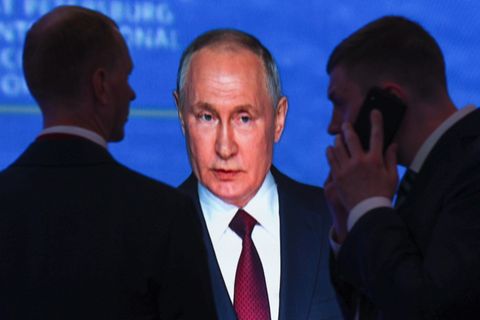 Wladimir Putin spricht beim Internationalen Wirtschaftsforum in St. Petersburg