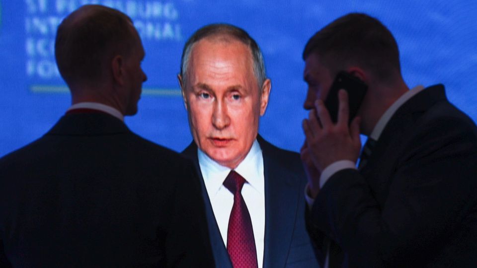 Wladimir Putin spricht beim Internationalen Wirtschaftsforum in St. Petersburg