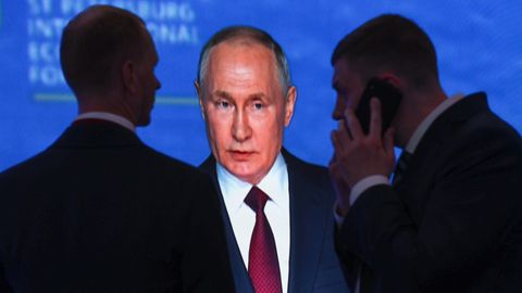 Wladimir Putin spricht beim Internationalen Wirtschaftsforum in St. Petersburg