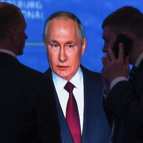 Wladimir Putin spricht beim Internationalen Wirtschaftsforum in St. Petersburg