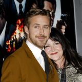 Geboren wurde Gosling im November 1980 in der kanadischen Provinz Ontario. Hier wuchs er in dem kleinen Städtchen Cornwall auf. Seine Mutter, eine Mormonin, erzog ihre Kinder streng gläubig. Als sich Goslings Eltern scheiden ließen war der Schauspieler gerade 13 Jahre alt. Fortan lebte er zusammen mit seiner älteren Schwester Mandi bei seiner Mutter. Zu seiner Mutter und Schwester pflegt der "Barbie"-Star nach wie vor ein sehr enges Verhältnis. Seine Mutter Donna nimmt er regelmäßig mit zu Premieren und Veranstaltungen (siehe oben), Mandi ist mittlerweile selbst Produzentin und steht mit Gosling im regen Kontakt.   Doch abseits der heimischen Wände hatte Gosling es nicht leicht. In der Schule wurde er häufig gemobbt, ausgeschlossen und verprügelt. Auch die Lehrer stellten sich gegen den damals Siebenjährigen, schickten ihn in eine Klasse für Kinder mit geistiger Entwicklungsstörung. "Die Lehrer hielten mich für dumm, wie sollte ich da etwas anderes denken?", sagte der Schauspieler einmal. Nach der Diagnose ADHS nahm ihn seine Mutter aus der Schule und unterrichtete ihn zuhause.