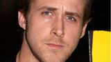 Doch Goslings Interessen waren schon damals nicht nur schauspielerischer (und kulinarischer) Natur. 2008 gründete er mit Schauspielkollege Zach Shields die Band "Dead Man's Bones" – der Name soll auf die gemeinsame Leidenschaft für Zombies und Geister hinweisen – und veröffentlichte ein Jahr später sein gleichnamiges Debütalbum. Sogar eine Tour durch Nordamerika stand zu dieser Zeit an. Das Interesse an Musik brachte der Schauspieler aus seiner Kindheit mit, in der er verschiedene Instrumente, darunter Klavier, Gitarre, Bass und Cello, spielen lernte. Bereits 2007 veröffentlichte er im Netz sein erstes Soloalbum mit dem Titel "Put Me in the Car". Shields lernte Gosling übrigens während seiner Beziehung mit McAdams kennen. Er war mit ihrer Schwester Kayleen zusammen. 