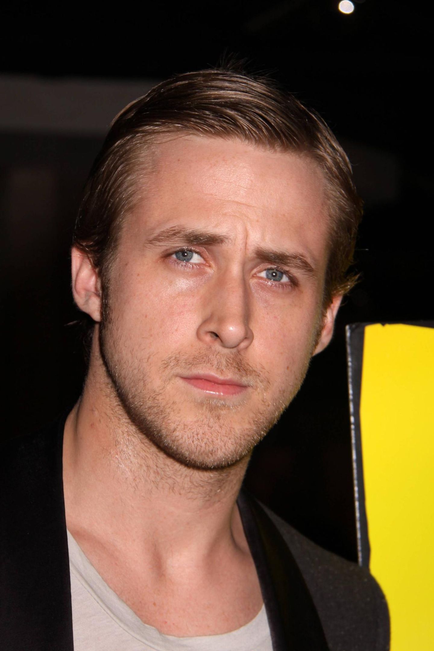 Doch Goslings Interessen waren schon damals nicht nur schauspielerischer (und kulinarischer) Natur. 2008 gründete er mit Schauspielkollege Zach Shields die Band "Dead Man's Bones" – der Name soll auf die gemeinsame Leidenschaft für Zombies und Geister hinweisen – und veröffentlichte ein Jahr später sein gleichnamiges Debütalbum. Sogar eine Tour durch Nordamerika stand zu dieser Zeit an. Das Interesse an Musik brachte der Schauspieler aus seiner Kindheit mit, in der er verschiedene Instrumente, darunter Klavier, Gitarre, Bass und Cello, spielen lernte. Bereits 2007 veröffentlichte er im Netz sein erstes Soloalbum mit dem Titel "Put Me in the Car". Shields lernte Gosling übrigens während seiner Beziehung mit McAdams kennen. Er war mit ihrer Schwester Kayleen zusammen. 