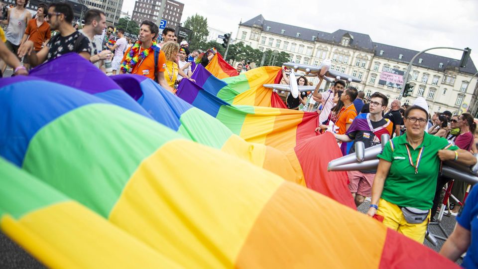 Hamburg Pride Teilnehmer der Pride-Parade in Hamburg 2019