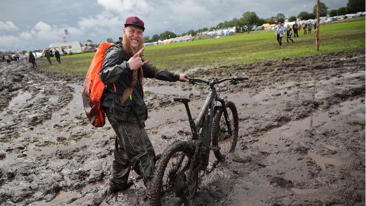 Auch mit dem E-Mountainbike bleibt man schnell im Schlamm von Wacken stecken