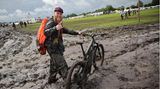 Auch mit dem E-Mountainbike bleibt man schnell im Schlamm von Wacken stecken