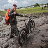 Auch mit dem E-Mountainbike bleibt man schnell im Schlamm von Wacken stecken