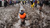 Manschen gehen durch den Matsch in Wacken