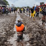 Manschen gehen durch den Matsch in Wacken
