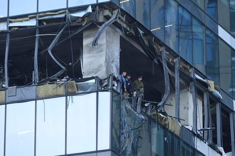Ermittler begutachten die Schäden eines Drohnenangriffs in Moskau. Immer wieder kommt es in der russischen Hauptstadt zu Angriffen