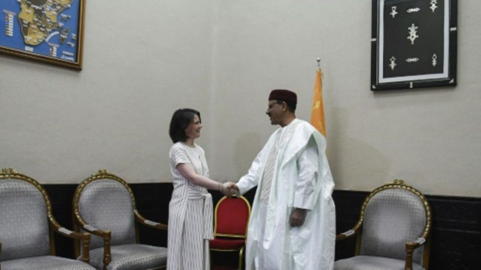 Baerbock 2022 in Nigers Hauptstadt mit Präsident Barzoum
