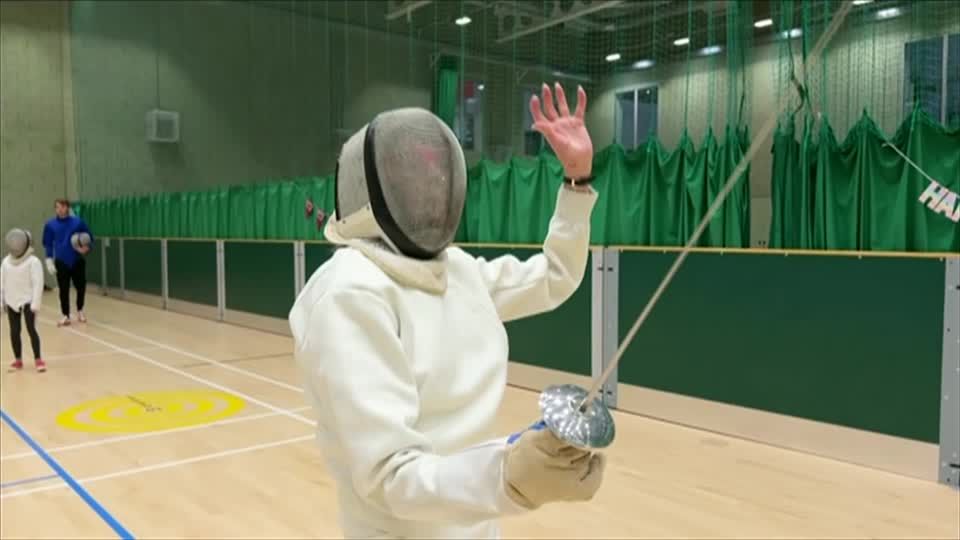 Video: Alter ist nur eine Zahl:  Fecht-Veteranin begeistert Großbritannien