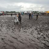 Ein schlammiger Platz mit ein paar Buden