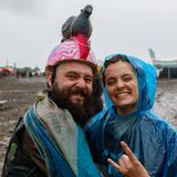 Ein Pärchen mit Regencape und bunten Helm