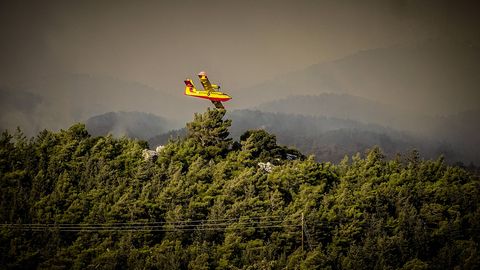Ein Löschflugzeug im Einsatz auf Griechenlands Insel Rhodos