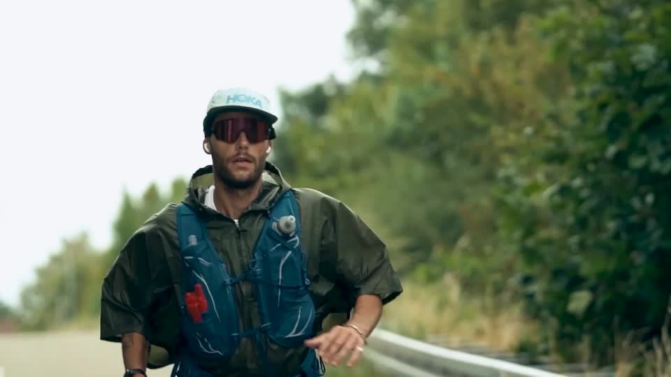 Video: Weil der Krieg so nah ist: Niederländer läuft 2500 Kilometer von Amsterdam nach Kiew