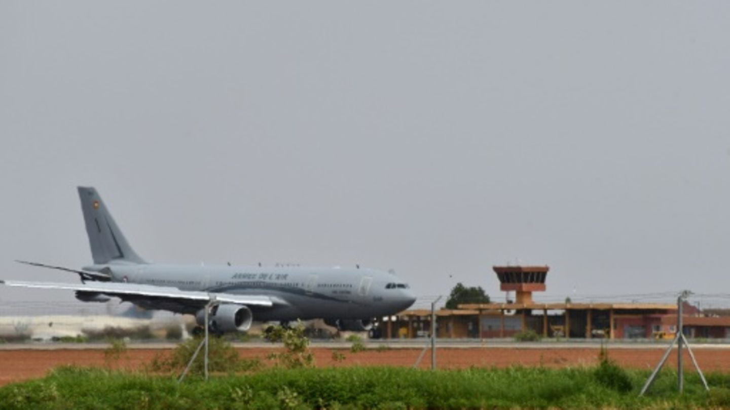 Nach Militärputsch: Erster französischer Evakuierungsflug im Niger gestartet